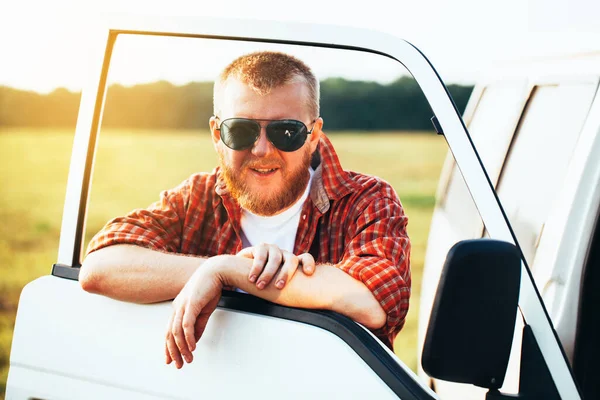 Blonder Fahrer Mit Sonnenbrille Steht Neben Seinem Auto — Stockfoto