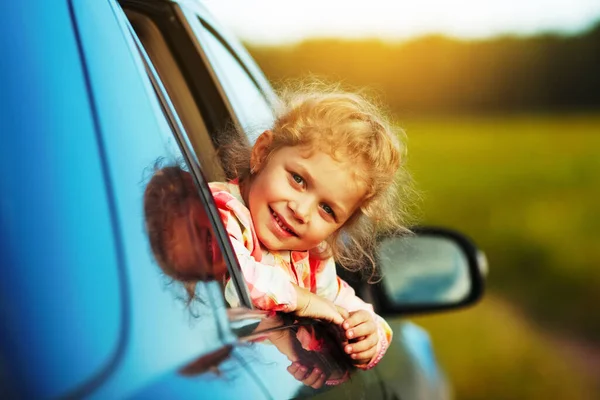 Little Girl Looking Out Car Window — Stock Photo, Image