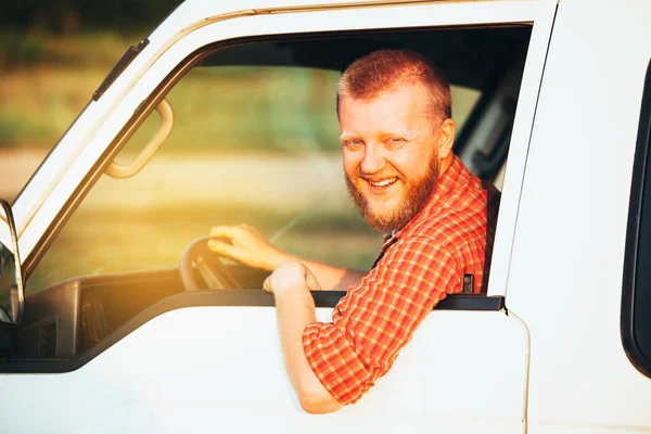 Glimlachende Blonde Bestuurder Met Baard Rijden Zijn Auto — Stockfoto