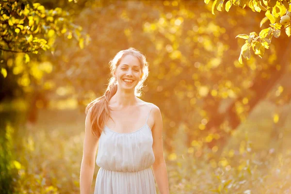 Ευτυχισμένη Χαρούμενη Νεαρή Γυναίκα Στέκεται Στον Καλοκαιρινό Οπωρώνα Μήλου — Φωτογραφία Αρχείου
