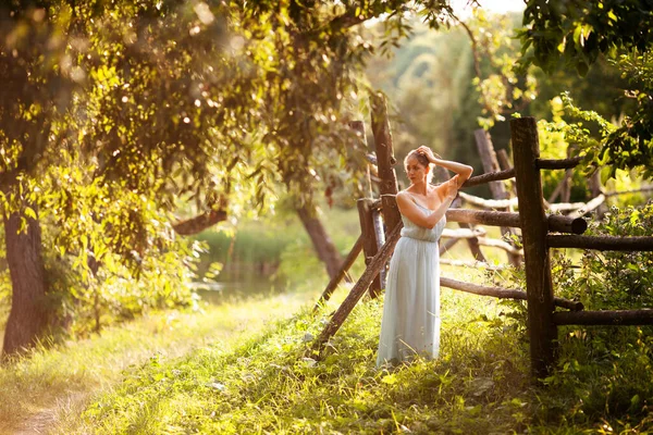 Junge Frau Steht Einem Sommerabend Neben Einer Hecke — Stockfoto