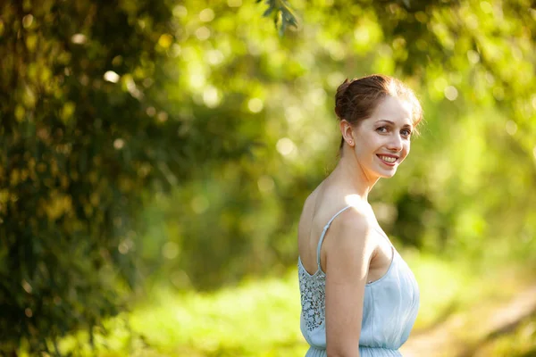 Retrato Uma Bela Jovem Mulher Vestido Azul — Fotografia de Stock
