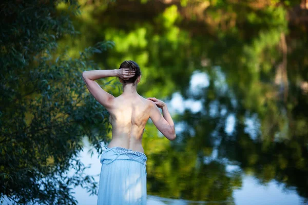 Schlanke Junge Frau Zieht Sich Vor Dem Schwimmen Teich Aus — Stockfoto