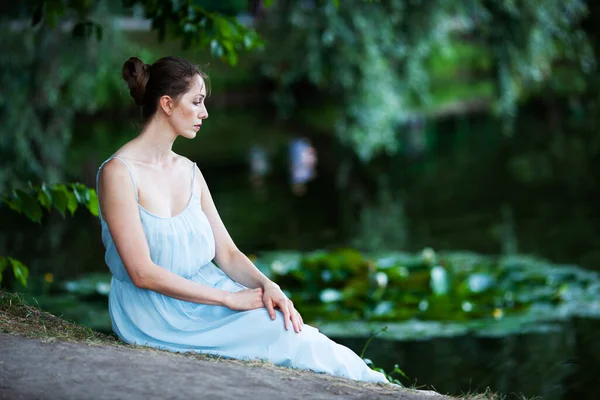 Triste Jovem Mulher Vestido Senta Margem Lagoa — Fotografia de Stock