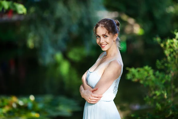 Charmante Jeune Femme Robe Bleue Dans Parc — Photo