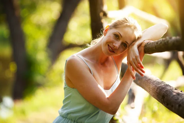 Junge Hübsche Frau Steht Neben Hecke Garten — Stockfoto