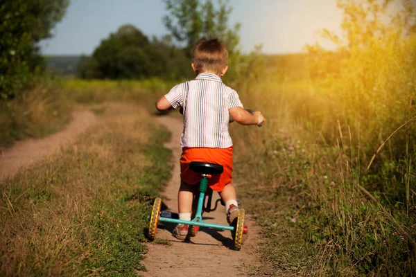 Menino Monta Uma Bicicleta Uma Estrada Rural — Fotografia de Stock