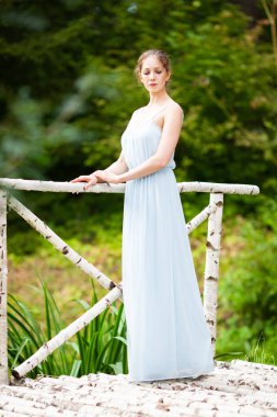 Uzun mavi elbiseli güzel genç bayan.