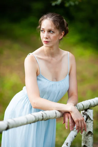 Belle Jeune Femme Robe Bleue Appuyée Sur Balustrade Pont — Photo