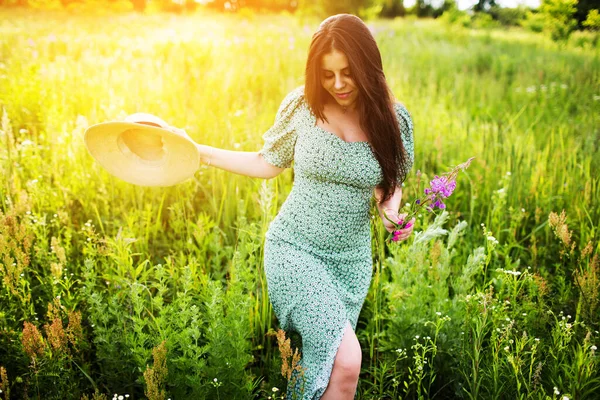 Ung Kvinna Med Hatt Promenader Fältet Blommor — Stockfoto