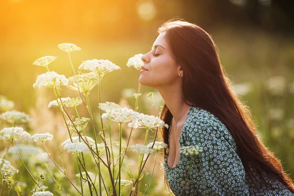 Joven Mujer Feliz Oliendo Una Flor Silvestre Blanca Alta — Foto de Stock