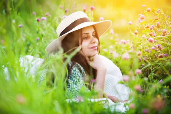 Junge Frau Mit Hut Liegt Gras Zwischen Einem Feldklee — Stockfoto