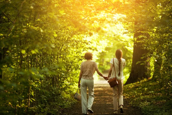 Duas Mulheres Caminham Parque Dia Sol — Fotografia de Stock