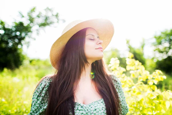 Mujer Joven Feliz Con Sombrero Día Verano — Foto de Stock