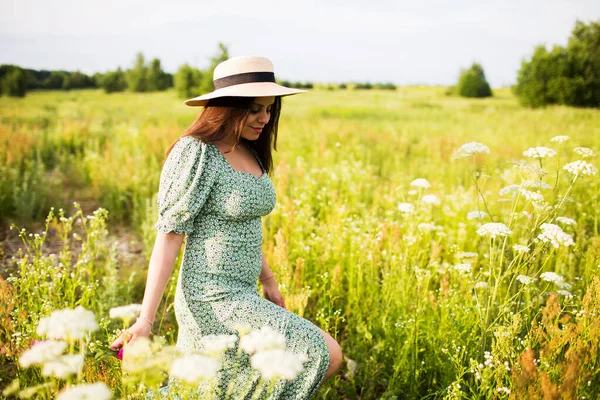 Vacker Ung Kvinna Hatt Och Med Långt Hår Promenader Fältet — Stockfoto