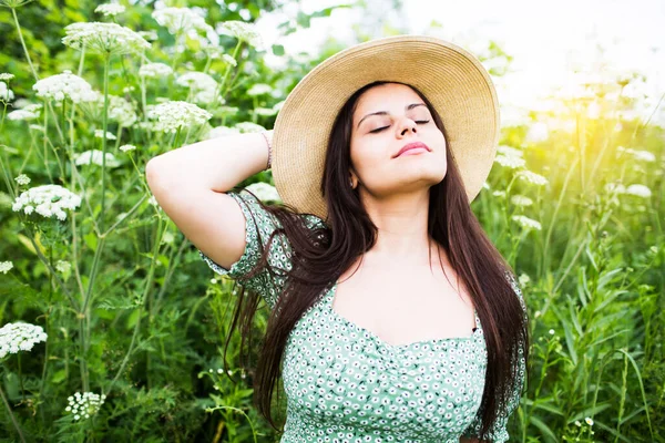 Hermosa Joven Con Sombrero Entre Flores Silvestres Altas — Foto de Stock