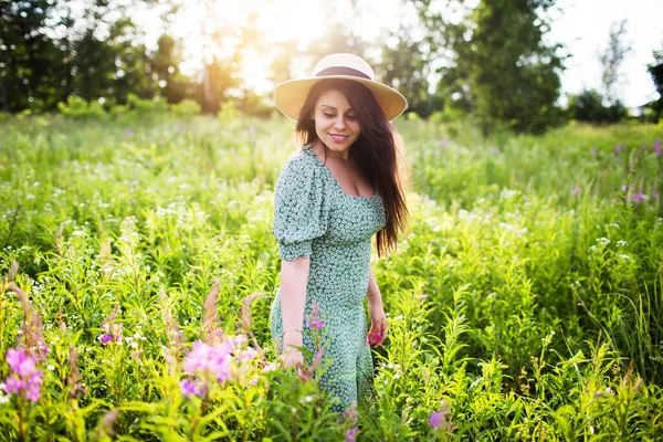 Красивая Молодая Женщина Шляпе Гуляет Полю Полевых Цветов — стоковое фото