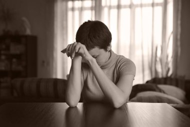 Masada oturan genç ve güzel bir kadın.