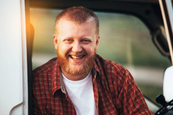 Lächelnder Bärtiger Fahrer Sitzt Cockpit Seines Autos — Stockfoto