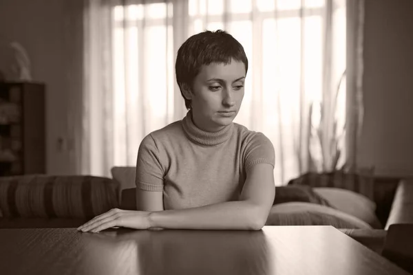 Mooie Trieste Jonge Vrouw Zitten Thuis Aan Tafel — Stockfoto