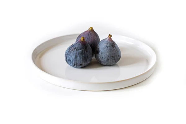 Trois Figues Mûres Sur Une Assiette Blanche — Photo