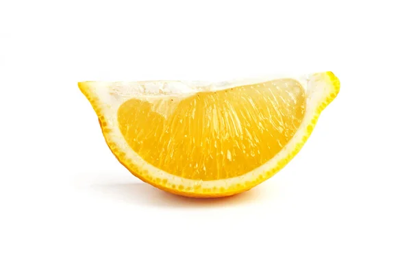 白色背景上的成熟黄色柠檬片 — 图库照片