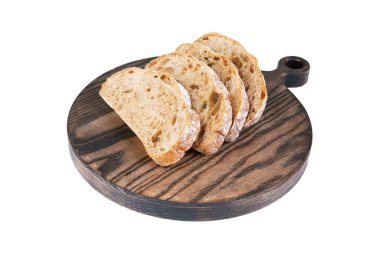 Beyaz arka planda yuvarlak bir tahta üzerinde taze çavdar ekmeği dilimleri