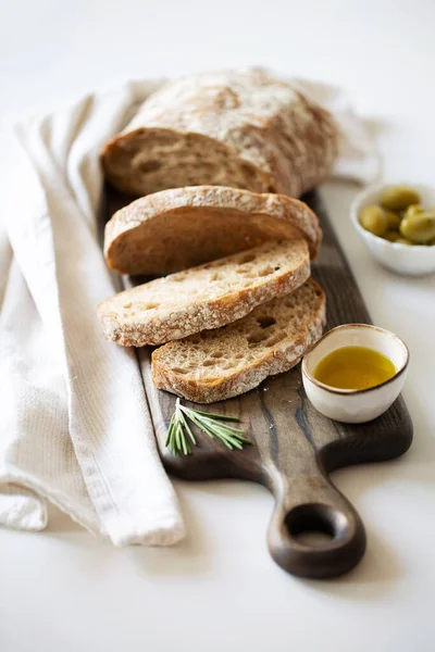 Sliced Loaf Bread Cutting Board Olive Oil Olives Basil Shot — Stock Photo, Image