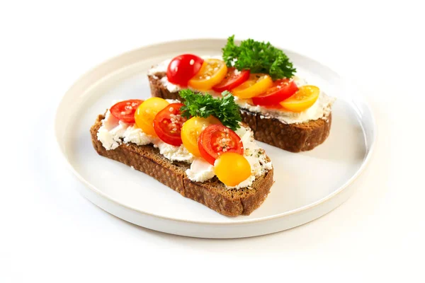 Dos Sándwiches Con Queso Suave Tomates Plato Blanco —  Fotos de Stock