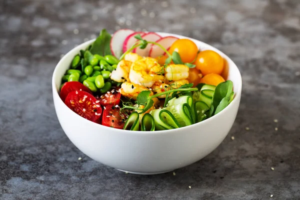 Tallrik Med Peta Räkor Tomat Och Quinoa Grå Bakgrund Royaltyfria Stockbilder