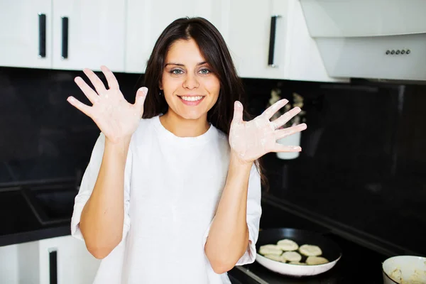 Jonge Vrouw Maakt Pannenkoeken Keuken Staat Laat Ons Haar Handen — Stockfoto