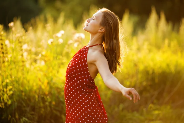 Joyeux jeune femme en robe rouge — Photo