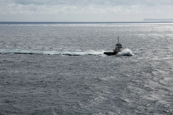 Samotny statek w rozległym Oceanie — Zdjęcie stockowe