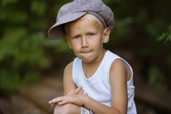 Portret van een kleine blonde jongen — Stockfoto