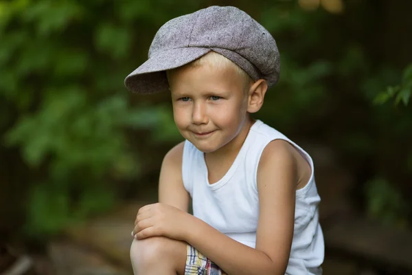 Porträtt av söt blond pojke — Stockfoto