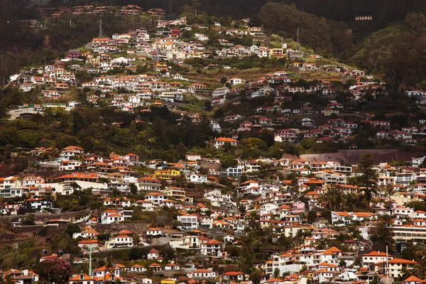 Muitas casas estão localizadas em uma montanha alta — Fotografia de Stock
