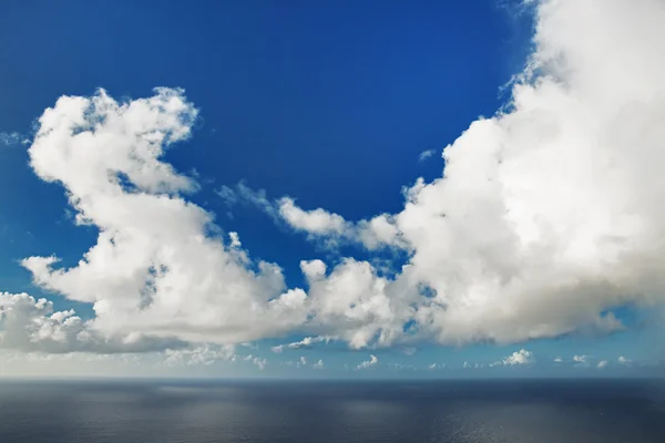 Enorme cúmulo nube flotando sobre el océano — Foto de Stock