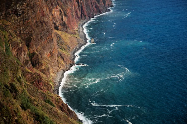 Океанские волны смывают скалистые берега — стоковое фото