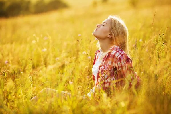 野の花に目を閉じて女の子 — ストック写真