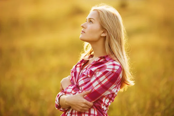 Schönes blondes Mädchen im Hemd schaut nach oben — Stockfoto