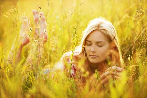 Femeie tânără frumoasă cu ochi închiși — Fotografie, imagine de stoc