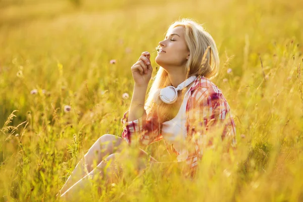 Happy girl smelling a flower — Stock Photo, Image
