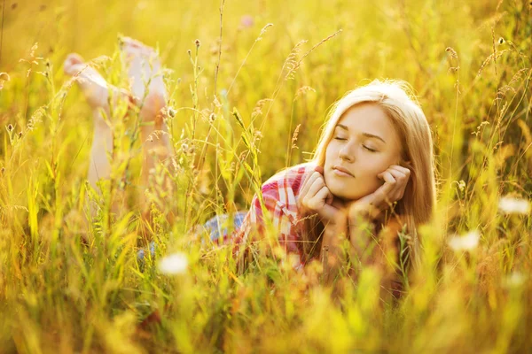 Gelukkig meisje liggen in gras — Stockfoto