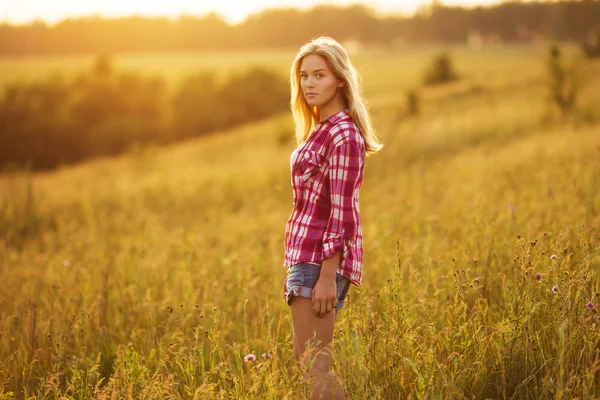 Schönes Mädchen am Sommerabend — Stockfoto