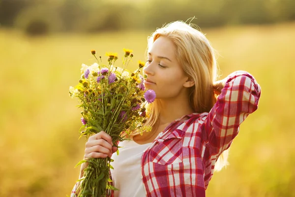 Szczęśliwy, piękna dziewczyna z bukietem kwiatów — Zdjęcie stockowe