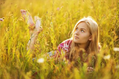 Güzel sarışın kız çim yalan
