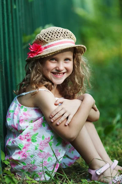 Ευτυχισμένη κοριτσάκι σε ένα ψάθινο καπέλο — Φωτογραφία Αρχείου