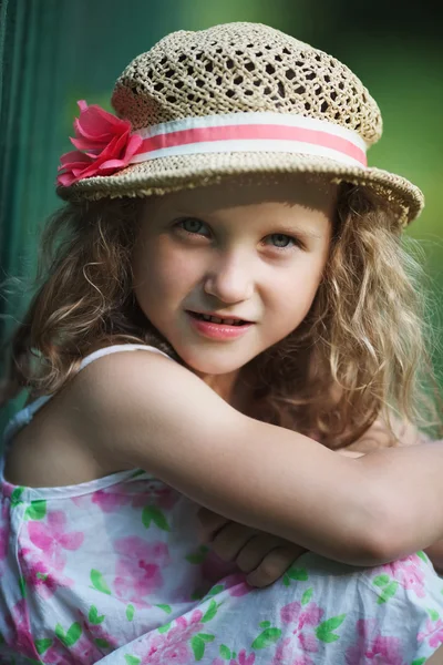 Meisje in zomerjurk en hoed — Stockfoto