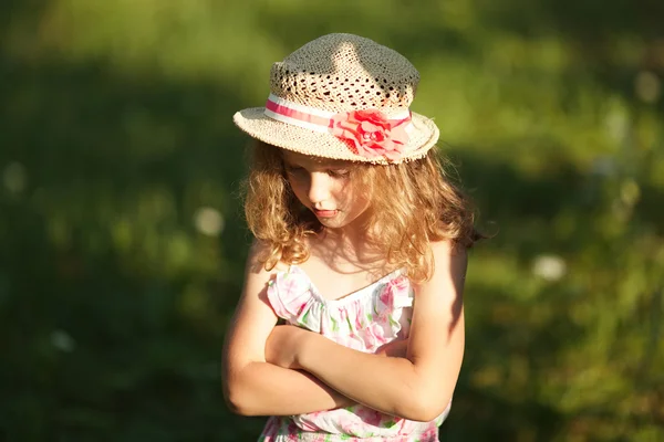 Klein meisje in een stro hoed — Stockfoto