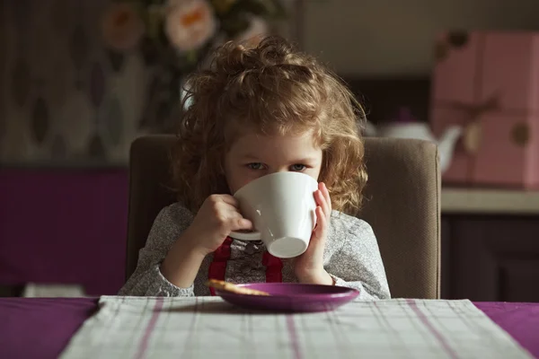 Meisje, drinken uit een beker — Stockfoto